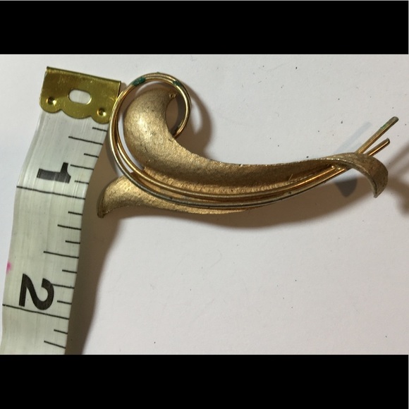 VINTAGE Gold tone Brooch pin - Picture 2 of 6